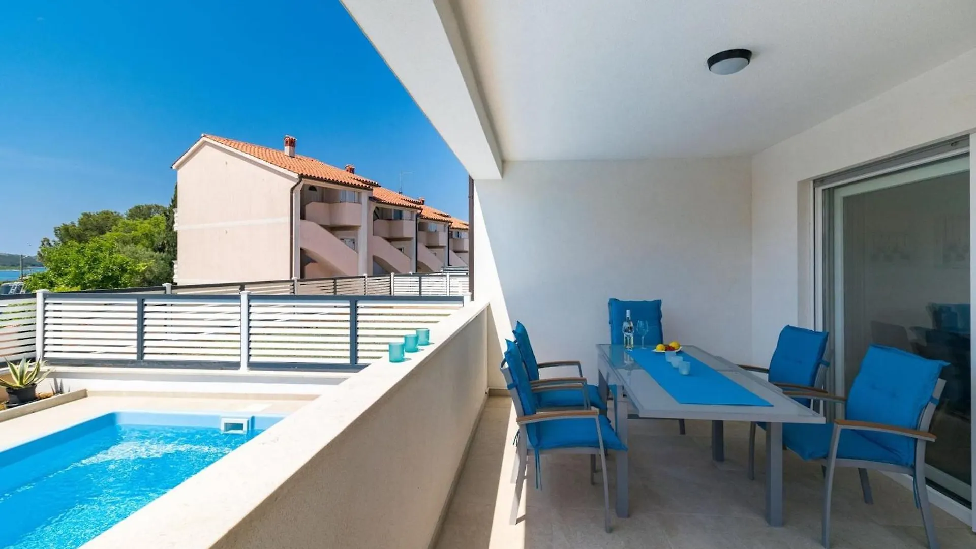 Pool Apartment Sax Medulin 0*,